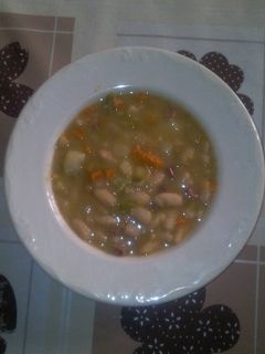 Una foto de Judias blancas con verduras