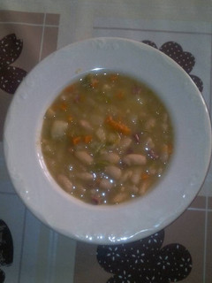 Una foto de Judias blancas con verduras