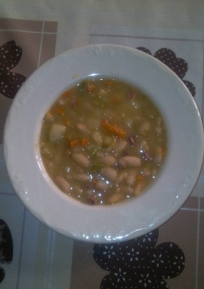 Una foto de Judias blancas con verduras