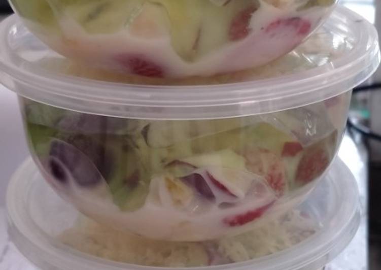 Salad buah apa adanya.