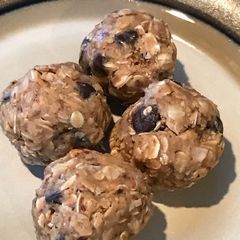 A picture of Peanut Butter energy balls.