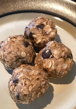 A picture of Peanut Butter energy balls.