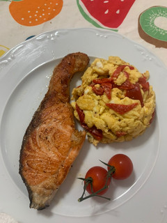 Una foto de Salmón y tortilla de pimientos