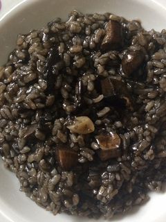 Una foto de Arroz negro con calamares 🦑🍚🖋