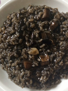 Una foto de Arroz negro con calamares 🦑🍚🖋