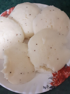 सूजी की इडली (suji ki idli recipe in Hindi) रेसिपी मुख्य फोटो