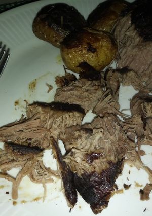 Una foto de Carne al vino tinto con papines