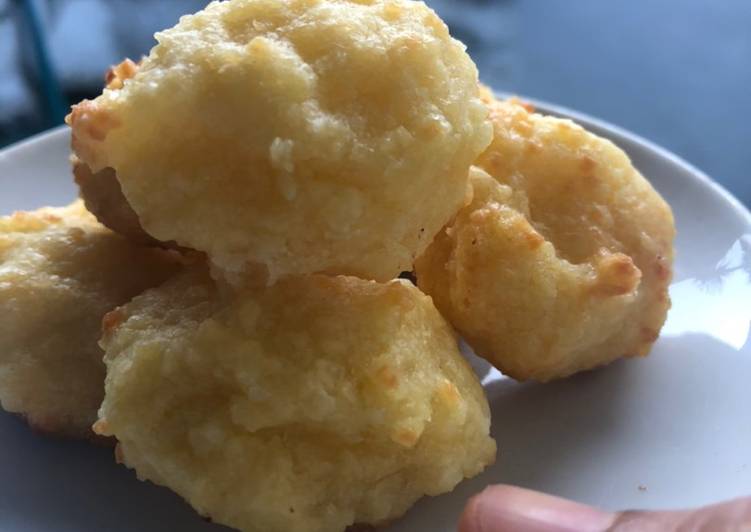 Pao de queijo (brazilian cheese bread)