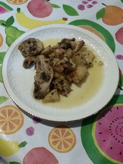 Una foto de Pollo al ajillo con patatas