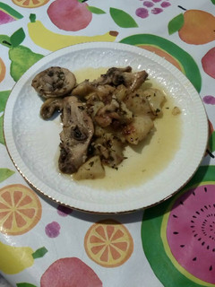 Una foto de Pollo al ajillo con patatas