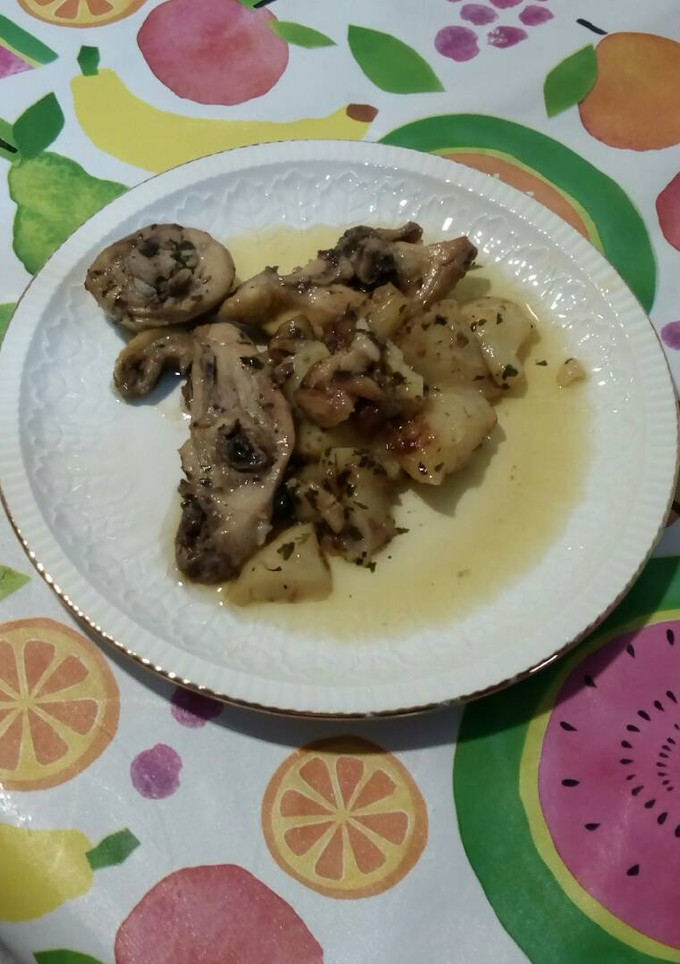Una foto de Pollo al ajillo con patatas