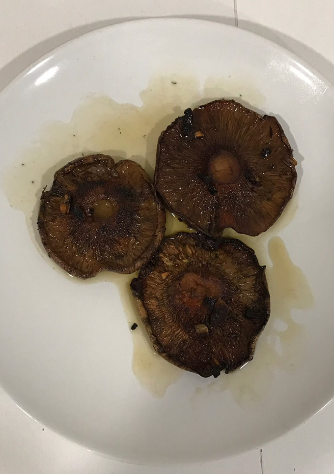 Una foto de Robellones a la plancha (también llamados setas de pino o níscalos)