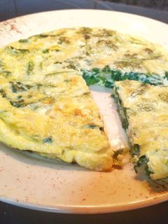 Una foto de Tortilla de cebolla y rabanitos