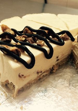 A picture of No bake snickers cheesecake.