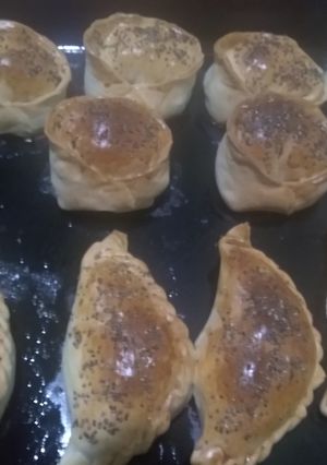 Una foto de Empanadas de carne con arroz y queso