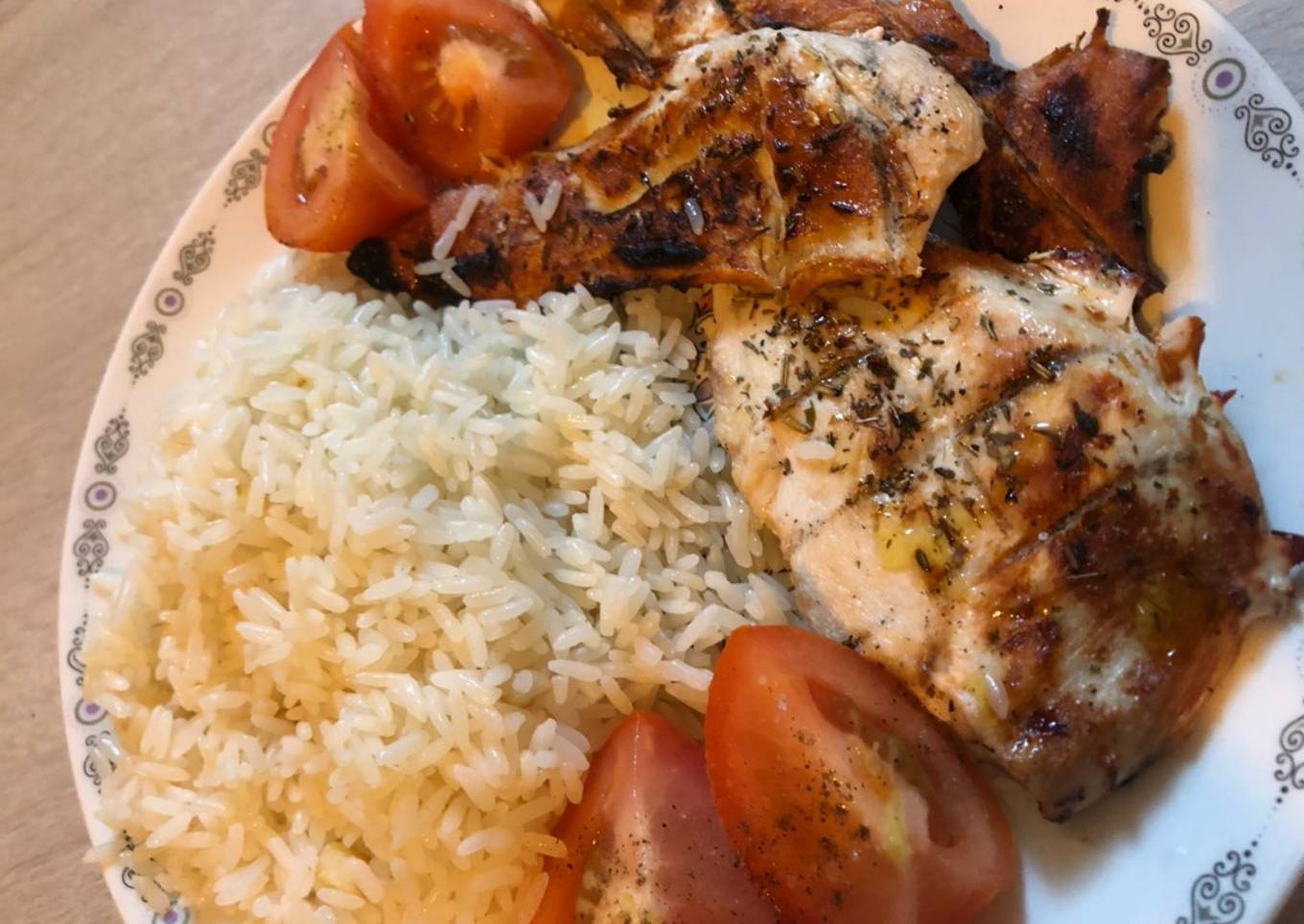 Pechuga a la brasa con arroz salteado con ajos y tomate de guarnición 🍚🍅🍗