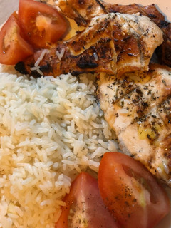 Foto principal de Pechuga a la brasa con arroz salteado con ajos y tomate de guarnición 🍚🍅🍗
