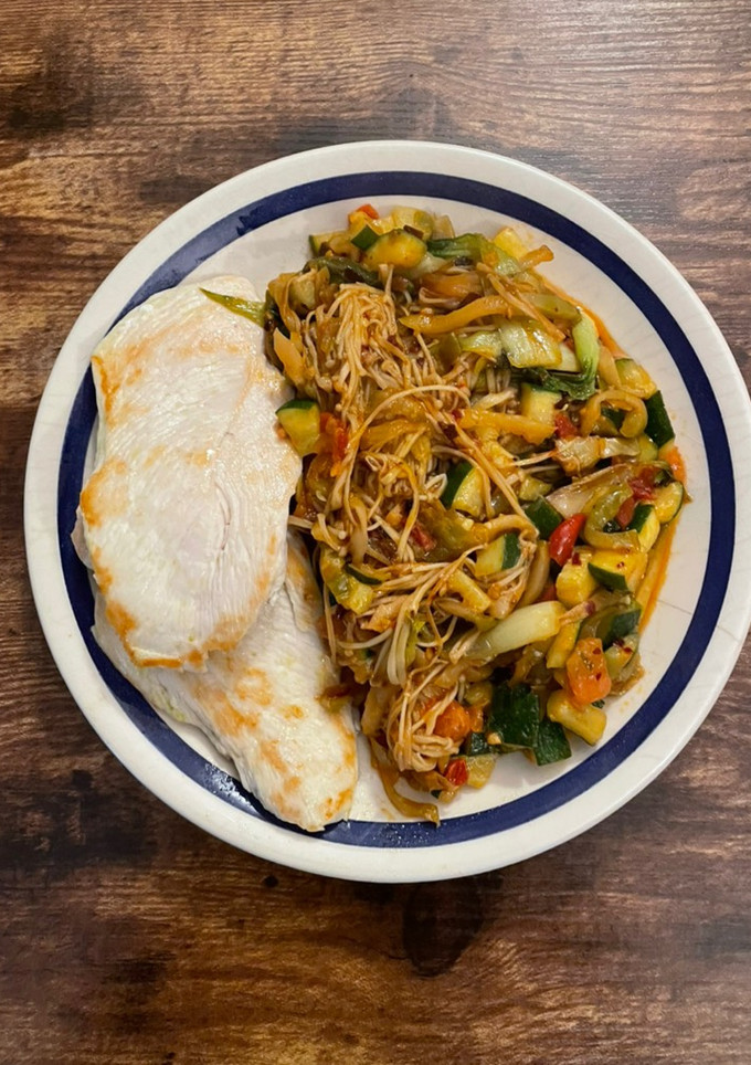 Una foto de Pollo con verduras