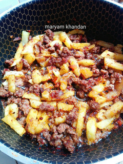 عکسی از دستور خوراک سیب زمینی و گوشت چرخ کرده