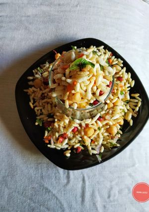 A picture of Moori bhel.