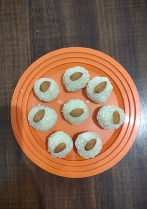 रस भरे नारियल के लड्डू (ras bhare nariyal ke ladoo recipe in Hindi) रेसिपी मुख्य फोटो