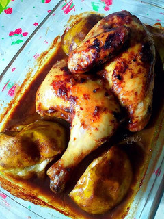 Una foto de Pollo asado con manzanas ácidas y salsa suave de chocolate