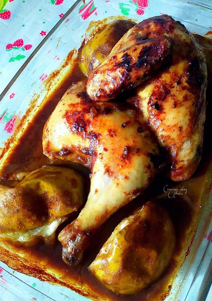 Una foto de Pollo asado con manzanas ácidas y salsa suave de chocolate