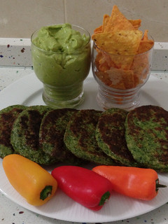 Una foto de Hamburguesas de brócoli y espinacas con guacamole
