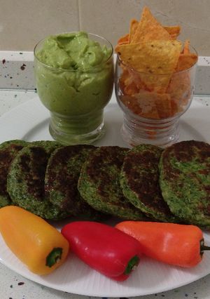 Foto principal de Hamburguesas de brócoli y espinacas con guacamole
