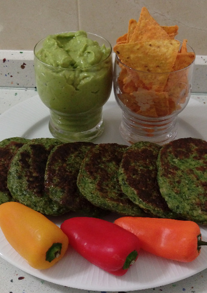 Una foto de Hamburguesas de brócoli y espinacas con guacamole
