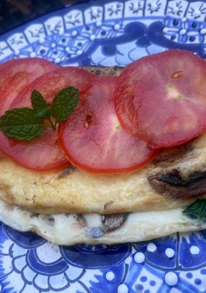 Una foto de Omelette de espinaca y champiñones con claras
