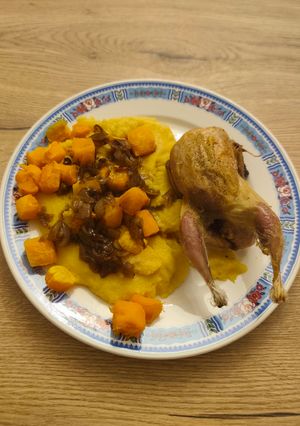 Une photo de Caille au four avec polenta crémeuse et butternut rôti