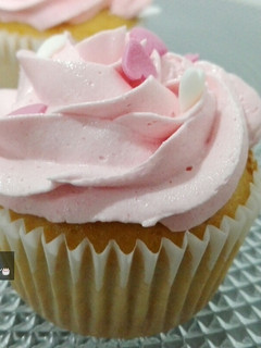 Una foto de Cupcakes de vainilla con frosting de fresa muy muy fácil