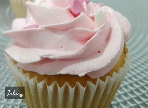 Foto principal de Cupcakes de vainilla con frosting de fresa muy muy fácil