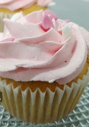 Foto principal de Cupcakes de vainilla con frosting de fresa muy muy fácil