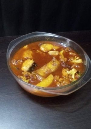 আলু ফুলকপি মাছের ঝোল (Aloo Kopoi macher Jhol recipe in Bengali) রেসিপির প্রধান ছবি