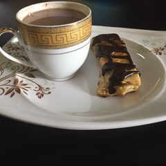 A picture of Cocoa drink served with pie.