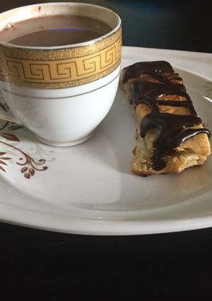 A picture of Cocoa drink served with pie.