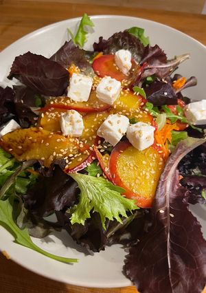Una foto de Ensalada con nectarina a la plancha
