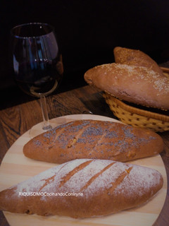 Una foto de Pan de vino tinto y nueces