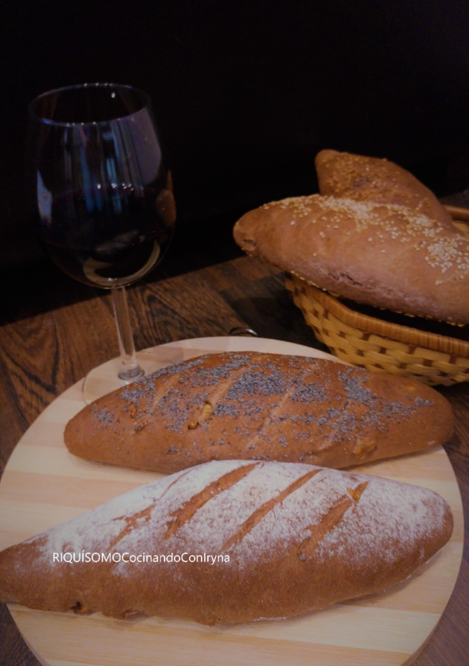 Una foto de Pan de vino tinto y nueces