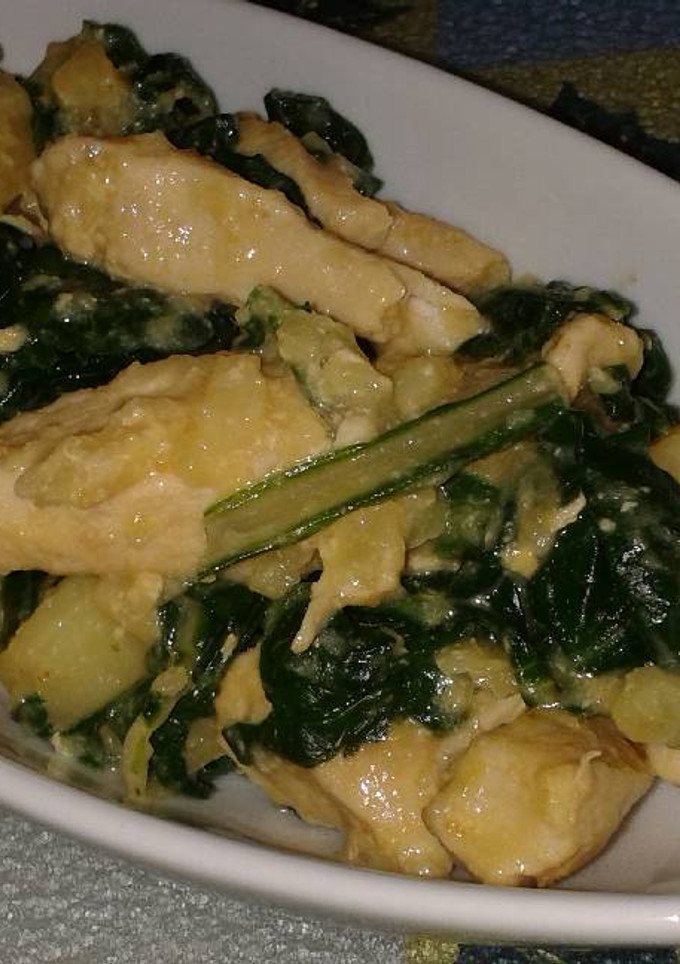 Una foto de Pechuga de pollo al curry con papas y acelga