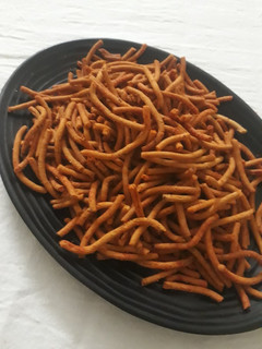 चटपटी बेसन सेव नमकीन (Chatpati besan sev namkeen recipe in hindi) रेसिपी मुख्य फोटो