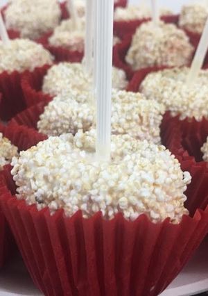 Una foto de Paletas de bombón cubiertas de chocolate y amaranto
