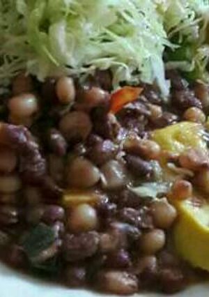 A picture of Githeri and stewed cabbage.