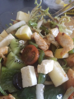 Una foto de Ensalada de manzana, kiwi y pechuga de pollo