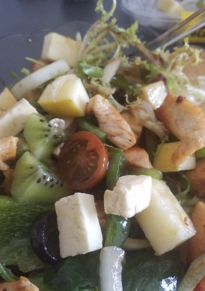 Una foto de Ensalada de manzana, kiwi y pechuga de pollo