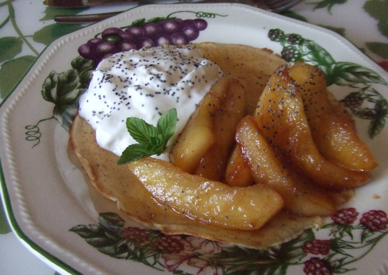 Crêpes con manzanas al ron y semillas de amapolas