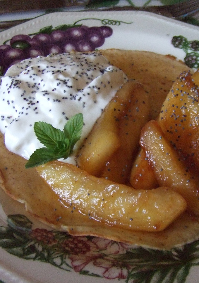 Una foto de Crêpes con manzanas al ron y semillas de amapolas