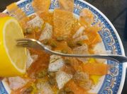 Una foto de carpaccio de salmón con alcaparra
